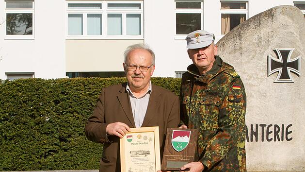Brigadegeneral Michael Matz zeichnete Peter Martin f&uuml;r seine Verdienste aus.  Foto: Anja Gehring-Joneitis