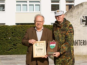 Brigadegeneral Michael Matz zeichnete Peter Martin für seine Verdienste aus.  Foto: Anja Gehring-Joneitis