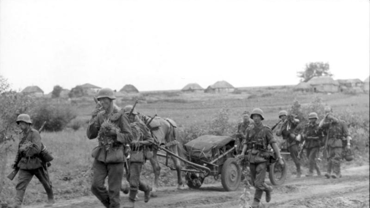 Sommer 1942: Soldaten der Wehrmacht an der Ostfront  Foto: Bundesarchiv