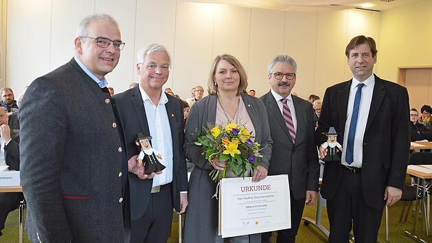 Bei der Ehrung in G&ouml;&szlig;weinstein (von &nbsp;links): B&uuml;rgermeister Hanng&ouml;rg Zimmermann, Pr&auml;sident Peter Aicher vom Landesinnungsverband, Tanja Hermsd&ouml;rfer, Bezirksvorsitzender Manfred Amon und Landrat Hermann Ulm  Foto: Anna Schwarz, Landesinnungsverband
