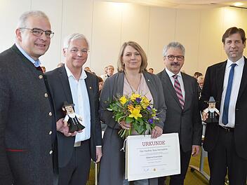 Bei der Ehrung in Gößweinstein (von  links): Bürgermeister Hanngörg Zimmermann, Präsident Peter Aicher vom Landesinnungsverband, Tanja Hermsdörfer, Bezirksvorsitzender Manfred Amon und Landrat Hermann Ulm  Foto: Anna Schwarz, Landesinnungsverband