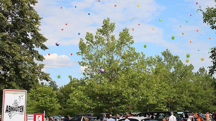 Ballons stiegen in die Luft, als die außergewöhnliche  Freiluft-Abschlussfeier des Johann-Philipp-von-Schönborn-Gymnasiums zu Ende  ging.Dieter Britz