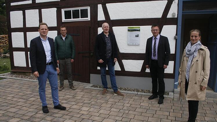 Tobias Ehrlicher, Uwe Schmidt, Lars Otto (Netzwerk "Bad Rodach begeistert"), Matthias Müller und Steffi Kowol vor der Rudelsdorfer Tafel Foto: Martin Rebhan