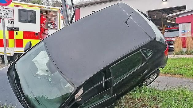 Beim Eintreffen der Feuerwehr war der Unfallverursacher bereits aus seinem Wagen gestiegen.