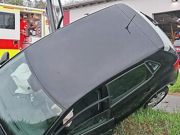 Beim Eintreffen der Feuerwehr war der Unfallverursacher bereits aus seinem Wagen gestiegen.