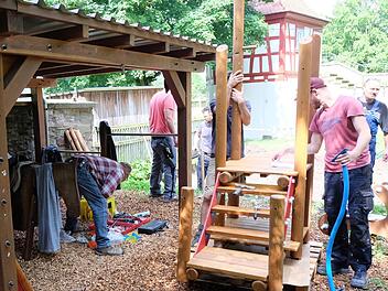 Die Helfer bauten das  Spielhaus auf. Dieses wurde am "Türmle" nahe dem Kindergarten  auf dem gebuddelten Fundament aufgestellt.Foto: Philipp Bauernschubert