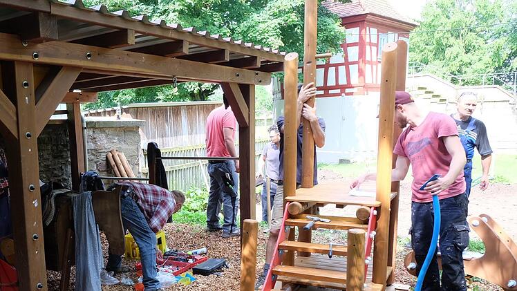 Die Helfer bauten das  Spielhaus auf. Dieses wurde am "Türmle" nahe dem Kindergarten  auf dem gebuddelten Fundament aufgestellt.Foto: Philipp Bauernschubert