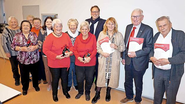 Christian Pech (hinten) mit der anwesenden drei langj&auml;hrigen Mitgliedern: Henrich Kaltenh&auml;u&szlig;er, Peter Prokop und Ursula Hasslauer (von rechts). Acht Frauen der Arbeiterwohlfahrt wurde nachtr&auml;glich zum Geburtstag gratuliert.