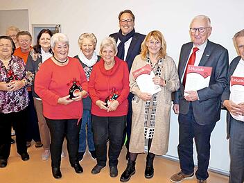 Christian Pech (hinten) mit der anwesenden drei langj&auml;hrigen Mitgliedern: Henrich Kaltenh&auml;u&szlig;er, Peter Prokop und Ursula Hasslauer (von rechts). Acht Frauen der Arbeiterwohlfahrt wurde nachtr&auml;glich zum Geburtstag gratuliert.