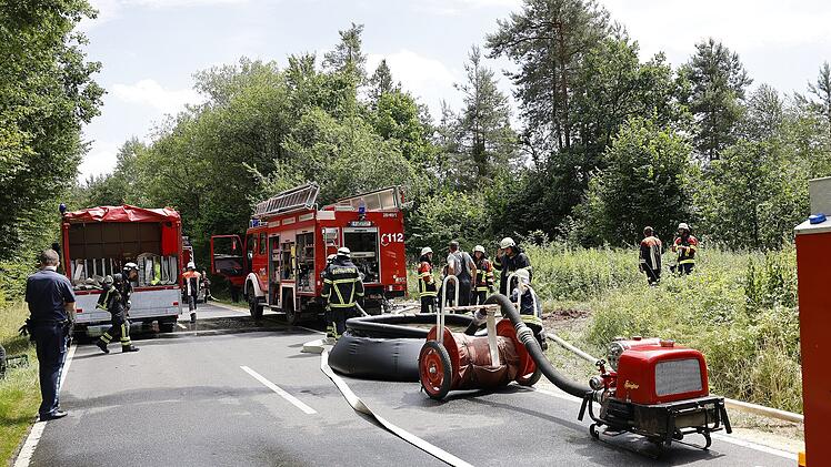 Hohe Waldbrandgefahr wegen Trockenheit: Polizeihubschrauber bei Waldbrand im Einsatz