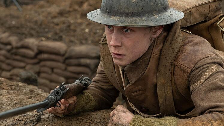Der Krieg in einer Einstellung: "1917" sieht aus, als w&auml;re der Film ohne Schnitt gedreht - und das macht die Geschichte zweier Soldaten, die sich allein hinter die feindliche Linie k&auml;mpfen m&uuml;ssen, ungemein spannend und grauenvoll.