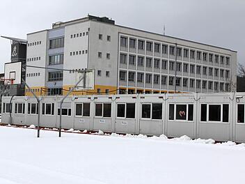 Die Generalsanierung des Kaspar-Zeuß-Gymnasiums Kronach ist noch nicht abgeschlossen, doch jetzt ist schon klar, dass sechs Klassenräume fehlen, wenn das Raumkonzept nicht überarbeitet wird. Die Container (im Vordergrund) müssten dann bleiben.  Foto: Jan Koch