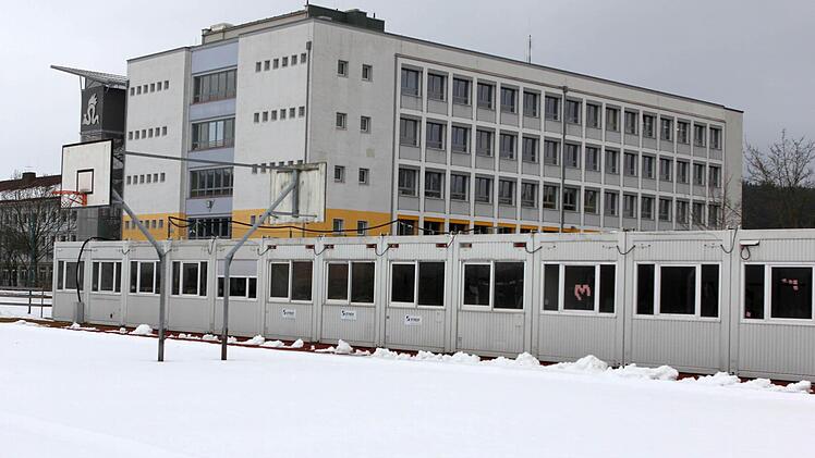 Die Generalsanierung des Kaspar-Zeuß-Gymnasiums Kronach ist noch nicht abgeschlossen, doch jetzt ist schon klar, dass sechs Klassenräume fehlen, wenn das Raumkonzept nicht überarbeitet wird. Die Container (im Vordergrund) müssten dann bleiben.  Foto: Jan Koch