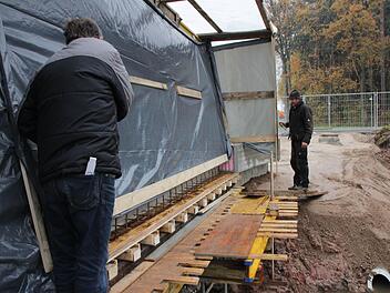 Die Betonbrücke ist vorübergehend eingehaust. So kann der Beton besser trocknen. Foto: Josef Hofbauer