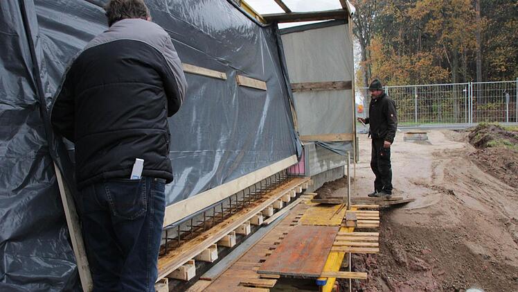 Die Betonbrücke ist vorübergehend eingehaust. So kann der Beton besser trocknen. Foto: Josef Hofbauer