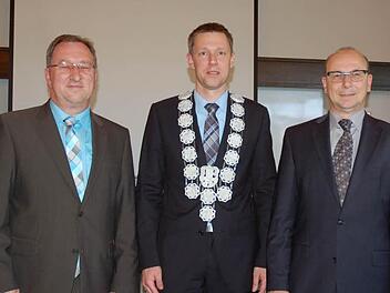 Die neue Führungsmannschaft Rödentals besteht aus Bürgermeister Marco Steiner (Mitte), dem Zweiten Bürgermeister Thomas Lesch (rechts) und dem Dritten Bürgermeister Gerd Mücke. Foto: Rainer Lutz