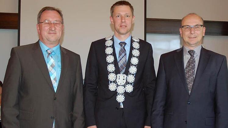 Die neue Führungsmannschaft Rödentals besteht aus Bürgermeister Marco Steiner (Mitte), dem Zweiten Bürgermeister Thomas Lesch (rechts) und dem Dritten Bürgermeister Gerd Mücke. Foto: Rainer Lutz