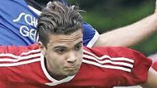 Joel Didoff (vorne) feierte gegen seinen bisherigen Verein TSV Nürnberg-Buch (hinten Dominic Kupfer) sein Comeback im Trikot des ASV Hollfeld. Foto: sportpress