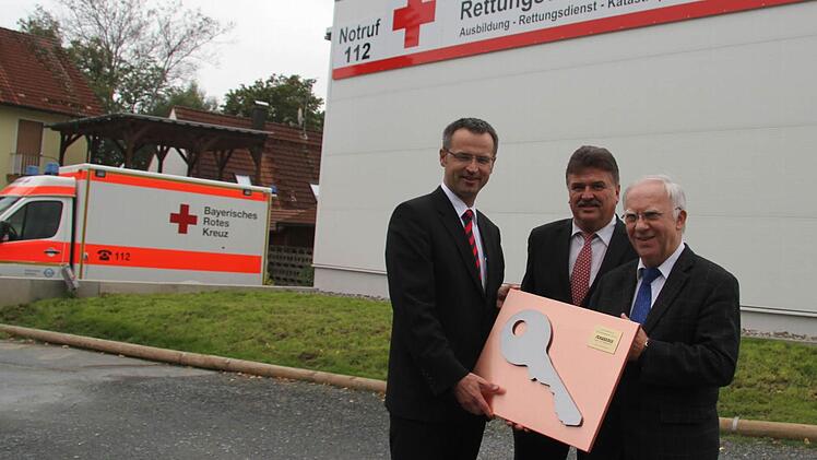 Eigentümer Hans Schwender (rechts) überreichte an BRK-Kreisvorsitzenden Klaus Peter Söllner (Mitte) und Kreisgeschäftsführer Jürgen Dippold einen handgefertigten Schlüssel. Foto: Sonja Adam