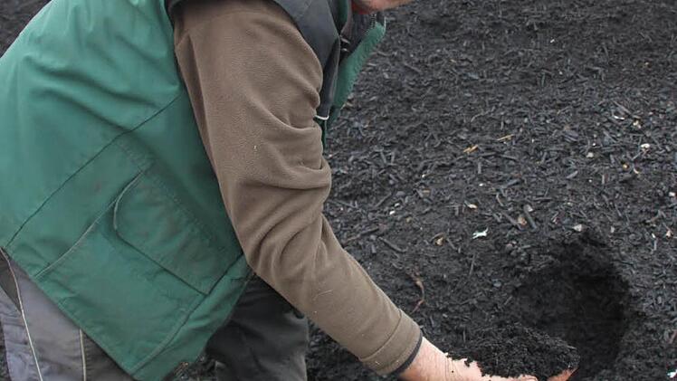 "Der fertige Kompost riecht nach Waldboden", sagt Hermann Eichner.