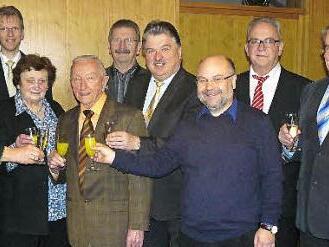 Mit einem Glas Sekt stieß die Gratulanten auf den 80. Geburtstag von Rudolf Graß an (Vierter von links). Foto: Klaus Peter Wulf