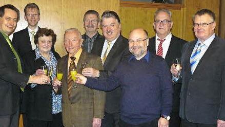 Mit einem Glas Sekt stieß die Gratulanten auf den 80. Geburtstag von Rudolf Graß an (Vierter von links). Foto: Klaus Peter Wulf