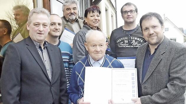 NGG-Ehrungen (vorne von links), Manfred Zwosta (1.&nbsp;Vorsitzender), Andr&eacute; Hopfe (2.&nbsp;Vorsitzender), Ludwig Lamm, Jan K&ouml;rper (Regionalsekret&auml;r f&uuml;r Oberfranken), dahinter von links Manfred Schosch, Sonja Kleindienst, Klaus Schmidt. Foto: K.- H. Hofmann