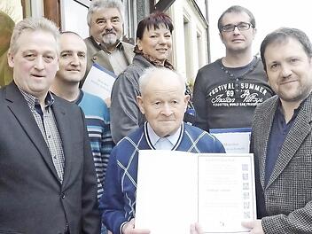 NGG-Ehrungen (vorne von links), Manfred Zwosta (1. Vorsitzender), André Hopfe (2. Vorsitzender), Ludwig Lamm, Jan Körper (Regionalsekretär für Oberfranken), dahinter von links Manfred Schosch, Sonja Kleindienst, Klaus Schmidt. Foto: K.- H. Hofmann