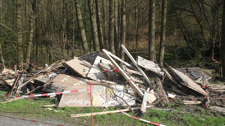 Die Beräumung der Brandruine läuft - im Hintergrund bemüht sich die Stadt Kulmbach um eine Lösung, um eine Verbesserung der Situation für die Anwohner zu erreichen. Foto: Sonja Adam