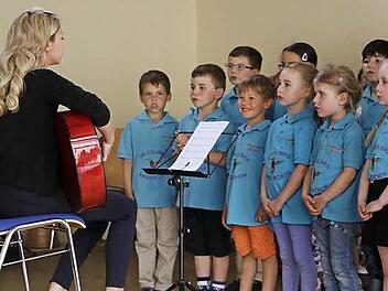 Die drei teilnehmenden Kinderchöre stehen gemeinsam auf der Bühne.  Fotos: Franz Galster