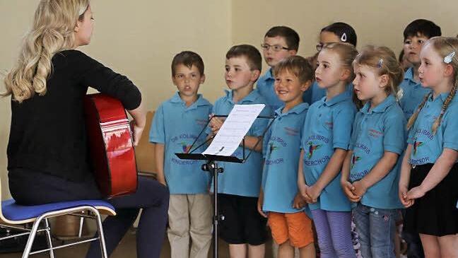 Die drei teilnehmenden Kinderchöre stehen gemeinsam auf der Bühne.  Fotos: Franz Galster