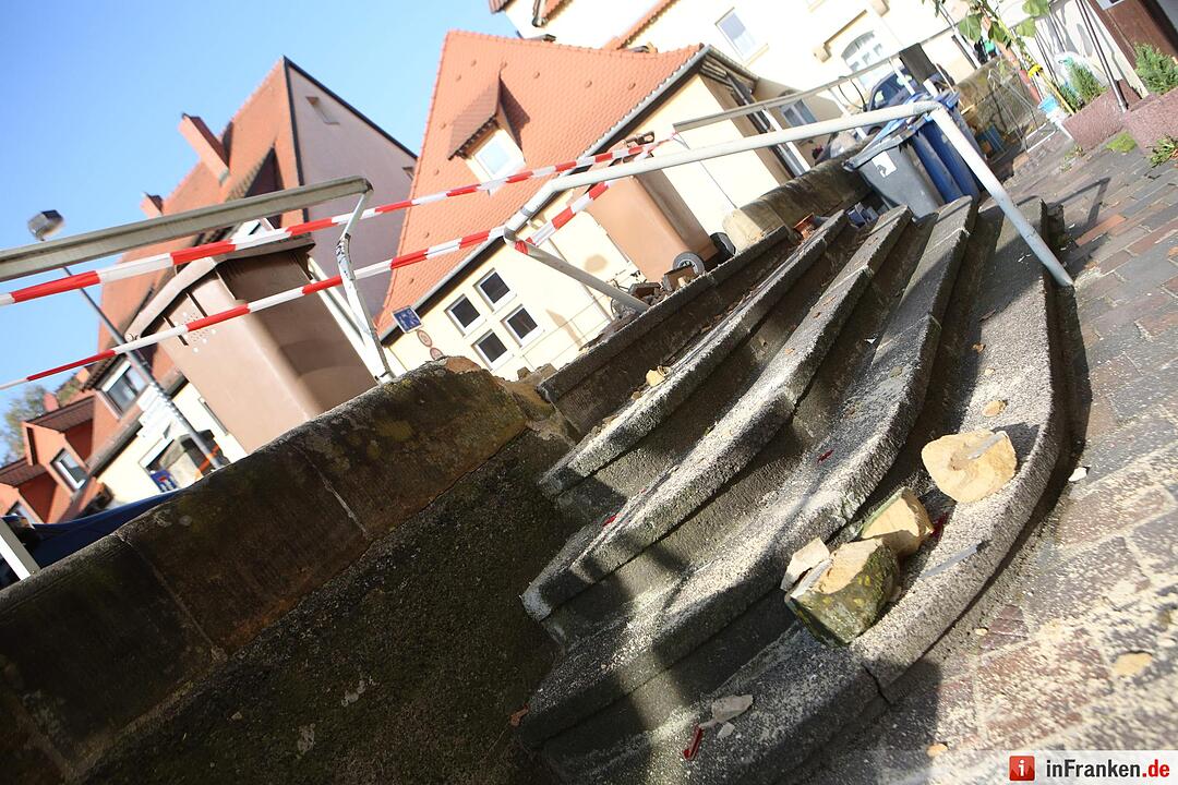 Irrfahrt durch Bamberger Altstadt endet fŸr Lkw festgefahren an Hauswand