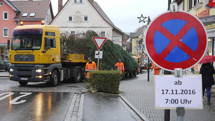 Die Fahrt durch die Stadt war Zentimeterarbeit. Foto: Berthold Köhler