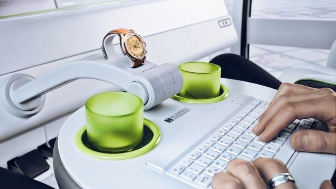 Drehbarer Lenkradtisch mit bionischen Cupholdern - der Auto-Innenraum der Zukunft. Foto: Rinspeed
