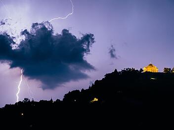 Der Deutsche Wetterdienst warnt am Samstagabend vor starken Gewittern, auch in Franken.   Foto: Robert Dyhringer/7aktuell.de/dpa