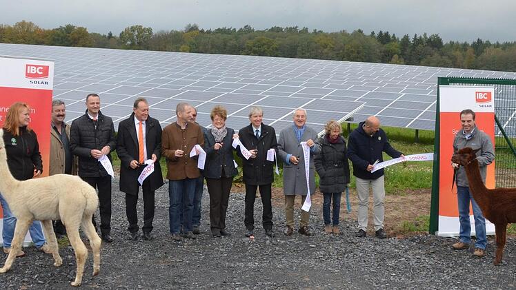 Mit dem Durchschneiden des obligatorischen Bandes ist der Solarpark jetzt offiziell in Betrieb.