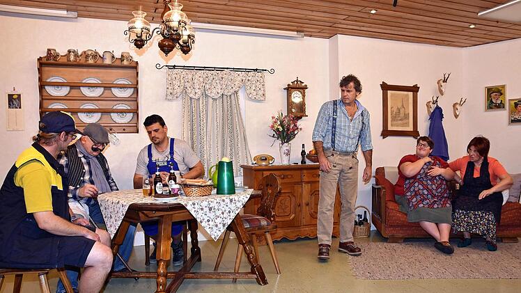 Die Laien-Theatergruppe "Wässernachstadl" präsentierte mit großer Spielfreude das Lustspiel "Opas Wiedergeburt" von Felix Buchmair. Unser Bild zeigt (von links) Dominik Eckart, Walter Markgraf, Daniel Burger, Stefan Lang, Sabine Barthelme und Margot Kalmbach.Ulrike Langer