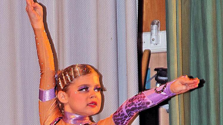 Johanna Bauer aus Stadtlauringen ist erst acht Jahre alt, tanzt aber schon in der Bundesliga mit. Foto: Dieter Britz