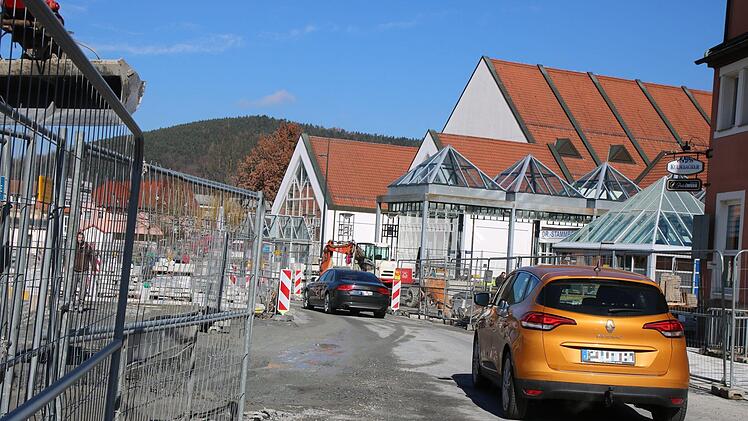 Die Fahrbahn zwischen Zentralparkplatz und Dr.-Stammberger-Halle wird enger als bisher. Das dient der Verkehrsberuhigung.Foto: Katrin Geyer
