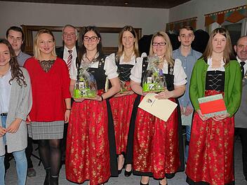 Die Gemeinde hat beim Neujahrsempfang geehrt: (von links) Jule Betz, Franziska Bischof, Vanessa Hahn, Heike Kohlhepp, Selina Weigand; (hinten, von links): Marcel Heim, Bürgermeister Jürgen Karle, Christina Dollinger, Christoph Metz und Armin Hahn. Foto: Gerd Schaar