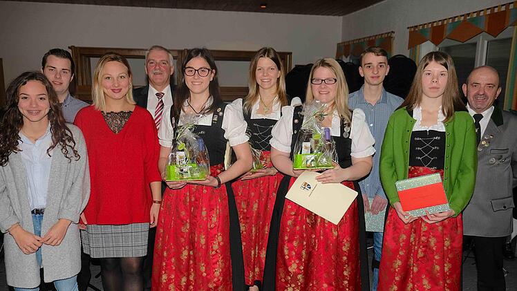 Die Gemeinde hat beim Neujahrsempfang geehrt: (von links) Jule Betz, Franziska Bischof, Vanessa Hahn, Heike Kohlhepp, Selina Weigand; (hinten, von links): Marcel Heim, Bürgermeister Jürgen Karle, Christina Dollinger, Christoph Metz und Armin Hahn. Foto: Gerd Schaar