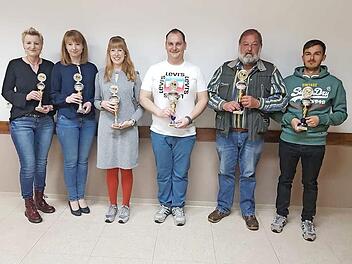 Bei der Tischtennis-Vereinsmeisterschaft des SC Haßlach wurden Nadja Eisenbeiß (Dritte v. l.) und Andreas Strangia (Vierter v. l.) Titelträger. Mit im Bild die weiteren Podestplatzinhaber (v. l.) Heike Toth, Kristina Matthes, Michael Martin, und Johannes Martin Foto: Hans Franz
