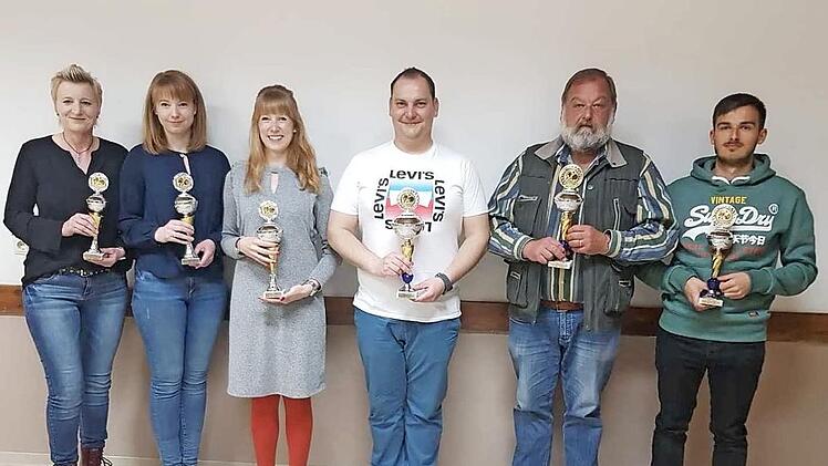 Bei der Tischtennis-Vereinsmeisterschaft des SC Haßlach wurden Nadja Eisenbeiß (Dritte v. l.) und Andreas Strangia (Vierter v. l.) Titelträger. Mit im Bild die weiteren Podestplatzinhaber (v. l.) Heike Toth, Kristina Matthes, Michael Martin, und Johannes Martin Foto: Hans Franz