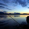 Zwei Unbekannte sind in der Nacht zum Montag auf das Gelände eines Fischweihers in Unterfranken eingedrungen und haben dort erfolglos versucht zu angeln. Symbolbild: Stefan Puchner/dpa-lby