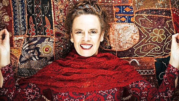 Nessi Tausendschön ist ein fester Bestandteil der deutschen Kleinkunstszene und aus Fernsehen und Radio bekannt.