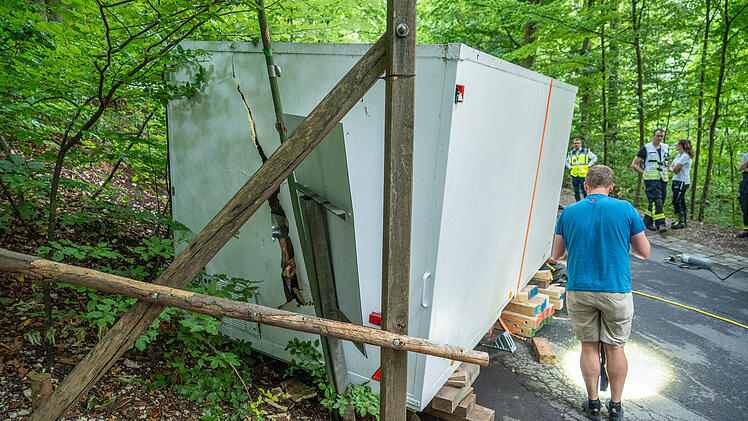 Tonnenschwerer Anhänger rollt unkontrolliert Straße hinab und erfasst Ehepaar: Tragischer Unfall bei Annafest-Aufbau in Forchheim