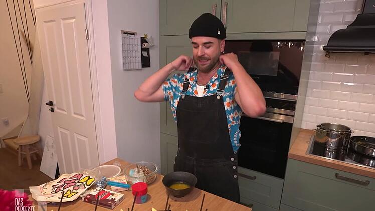 "Wie beim Kindergeburtstag": Eric (34) dekoriert sein Dessert.