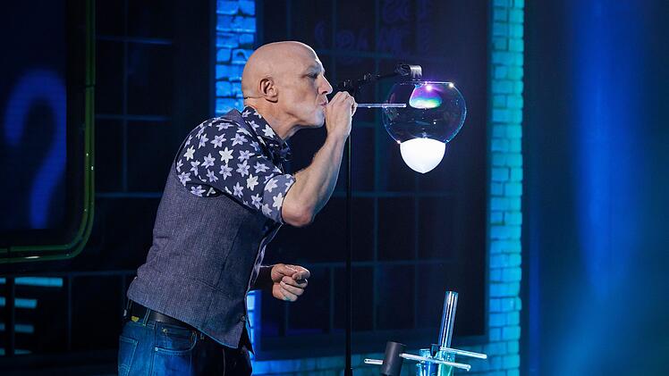 W&auml;hrend seines Physikstudiums trat Marcus Weber (Bild) mit einer Jonglage- und Kleinkunstshow auf. Danach gr&uuml;ndete er zusammen mit J&ouml;rg Gutschank die Physikanten.