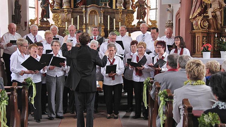 Der Chor Sängerlust Windheim beim Jubiläumskonzert in der Dorfkirche St. Ägidius.