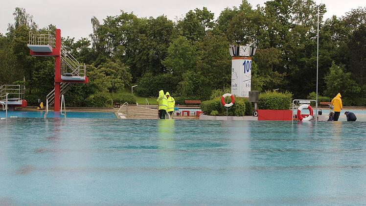 Die Wasseroberfläche liegt jetzt höher als die Umgebung. Foto: Andreas Dorsch